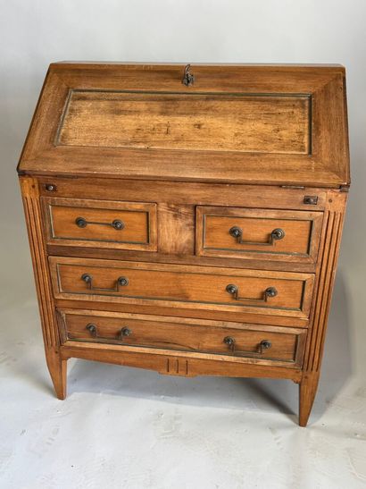Bureau de pente en noyer, ouvrant à un abattant...