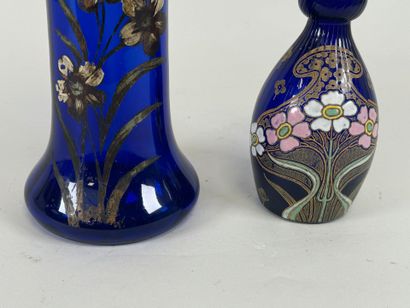 Deux vases en verre coloré dont un émaillé...