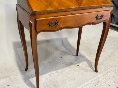 Bureau de pente en merisier ouvrant par un...