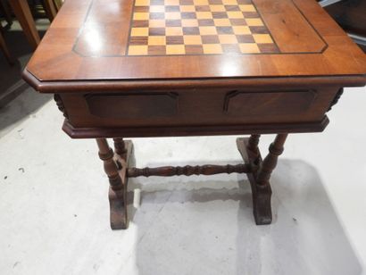 Meuble d'appoint en bois et placage, le plateau...