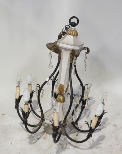 Lustre à huit bras de lumière en bois laqué...