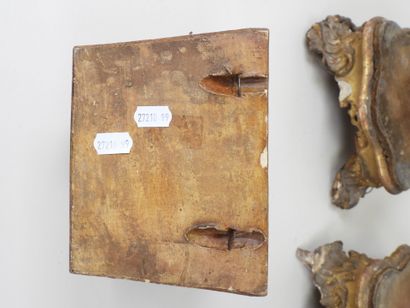 Deux socles en bois et stuc sculpté et doré,...