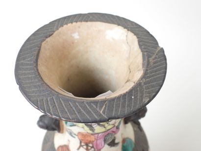 NANKIN, XIXe.
Paire de vases en faïence à...