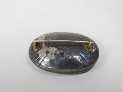 Broche ovale en argent étranger, sertie d'une...
