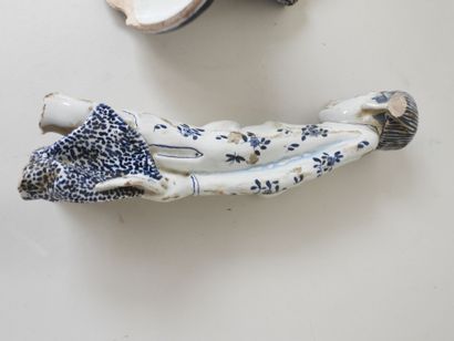 Deux sujets en porcelaine à décor bleu et...