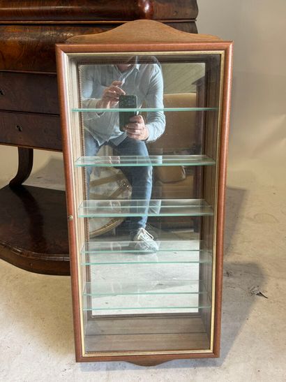 Vitrine murale en bois ouvrant par un vantail...