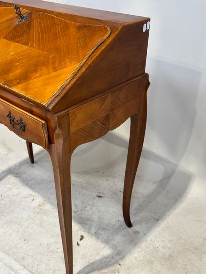 Bureau de pente en merisier ouvrant par un...