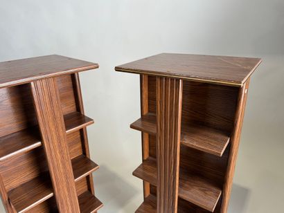 Deux étagères pivotantes en bois stratifié,...