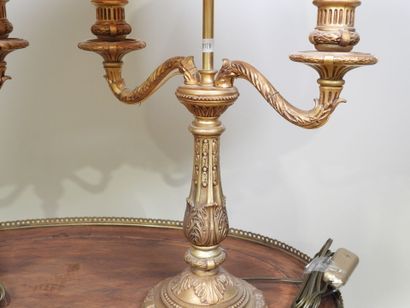 Paire de flambeaux en régule doré à deux...