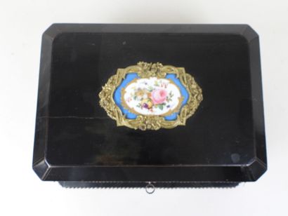 Coffret en bois noirci, le couvercle à décor...