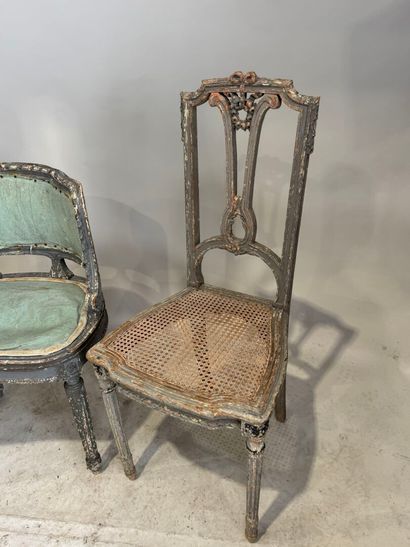 Petit fauteuil de bureau en bois mouluré...