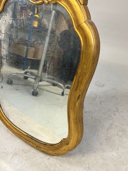 Miroir de forme chantournée en bois doré...