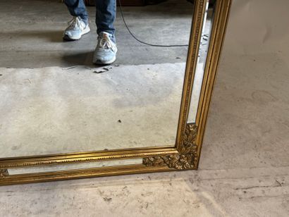 Miroir rectangulaire en bois doré et parcloses,...