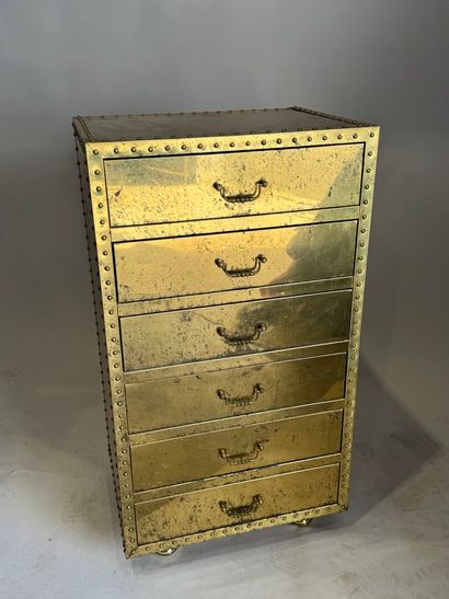 Chiffonnier en bois recouvert de métal doré...