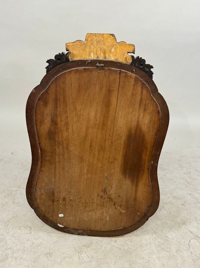 Miroir de forme chantournée en bois doré...
