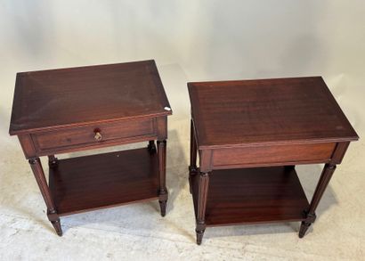 Paire de chevets en bois teinté acajou ouvrant...