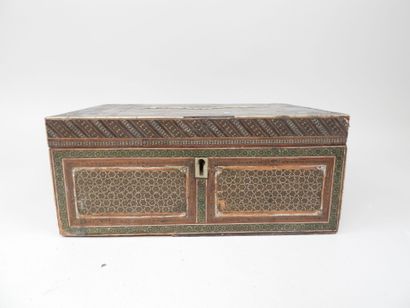 IRAN, XXe.
Coffret rectangulaire en bois...