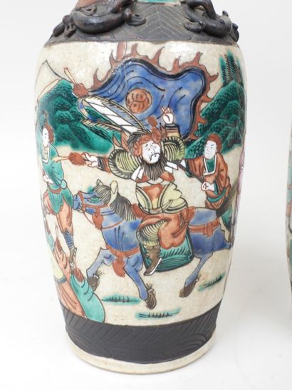 NANKIN, XIXe.
Paire de vases en faïence à...