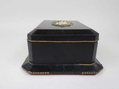 Coffret en bois noirci, le couvercle à décor...