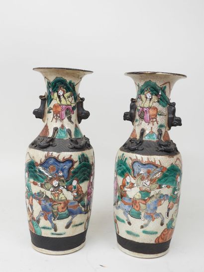 NANKIN, XIXe.
Paire de vases en faïence à...