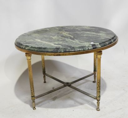 Table basse en laiton, le plateau circulaire...