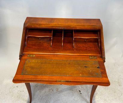 Bureau de pente en merisier ouvrant par un...