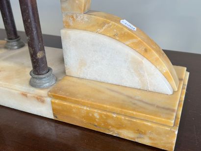 Pendule portique en marbre blanc veiné et...
