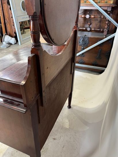Commode-coiffeuse en bois façon acajou, la...
