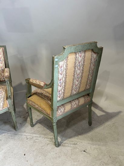 Deux fauteuils à la reine pouvant former...