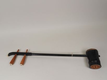 CHINE, XXe.
Violon Erhu à deux cordes en...