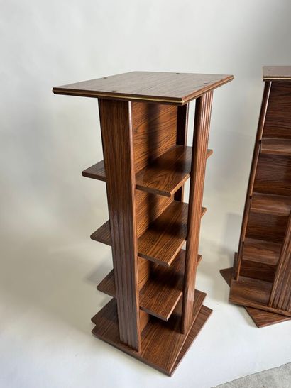 Deux étagères pivotantes en bois stratifié,...