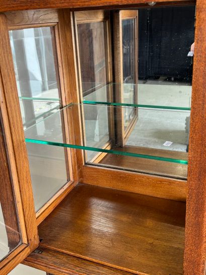 Petite vitrine rectangulaire à poser en chêne...
