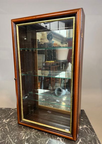 Vitrine en bois teinté ouvrant par un vantail...