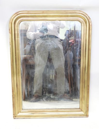 Miroir en bois et stuc doré.
Style LOUIS-PHILIPPE.
90...