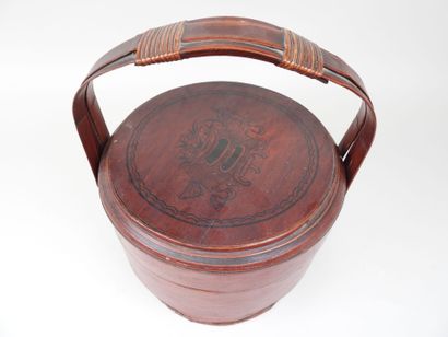 CHINE, XXe.
Boîte en bambou laqué à une anse....
