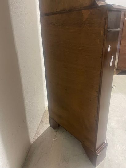 Encoignure à deux corps en acajou, la partie...