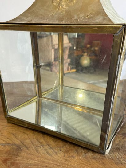 Set comprising:
- a brass and glass display...