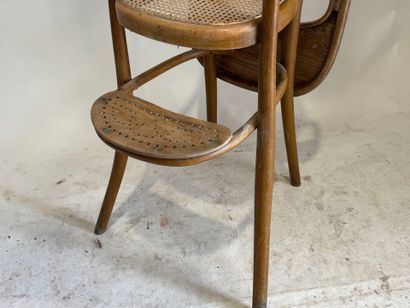 THONET.
 Chaise haute d'enfant en bois courbé...