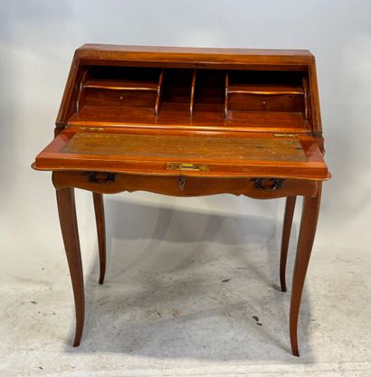 Bureau de pente en merisier ouvrant par un...