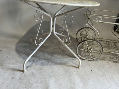 Ensemble de jardin en métal laqué blanc comprenant;
-...