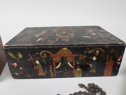 CHINE, XXe.
Deux boîtes en bois à décor polychrome...
