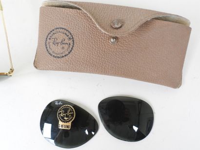 RAY BAN.
Paire de lunettes, modèle aviateur,...