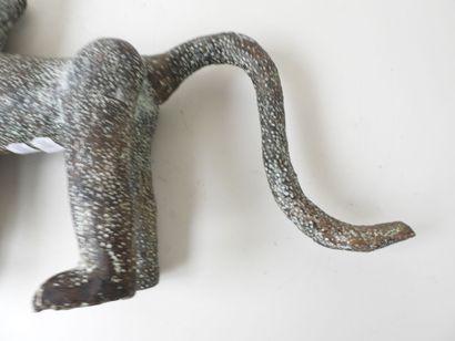 École XXe. 
Léopard en bronze patiné. 
24...