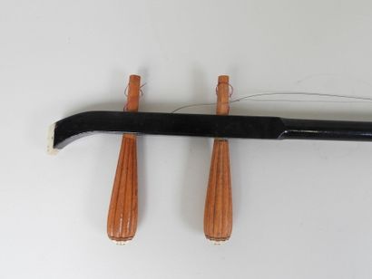 CHINE, XXe.
Violon Erhu à deux cordes en...