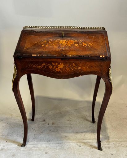 Bureau de dame galbé toutes faces en bois...