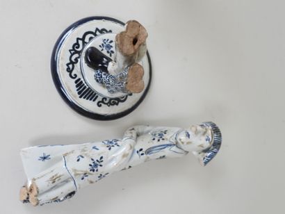 Deux sujets en porcelaine à décor bleu et...