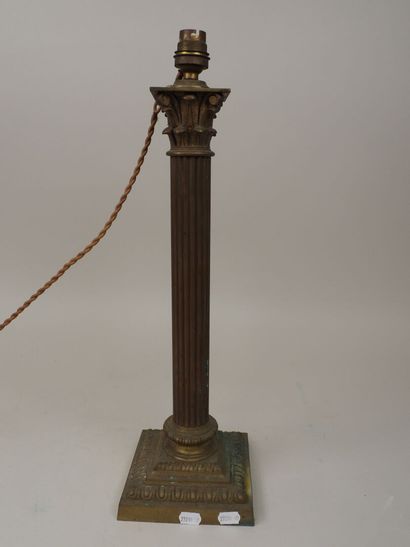 Pied de lampe en bronze, la base de section...