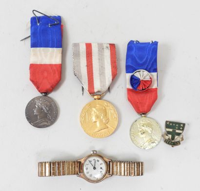 Lot de trois médailles république française...