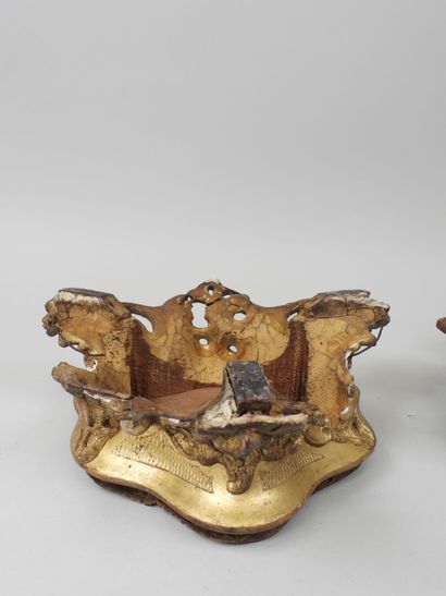 Deux socles en bois et stuc sculpté et doré,...