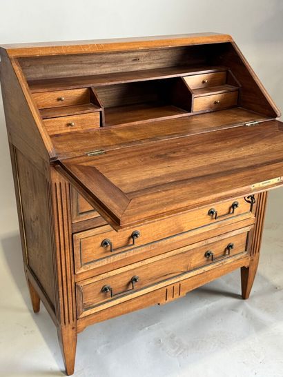 Bureau de pente en noyer, ouvrant à un abattant...
